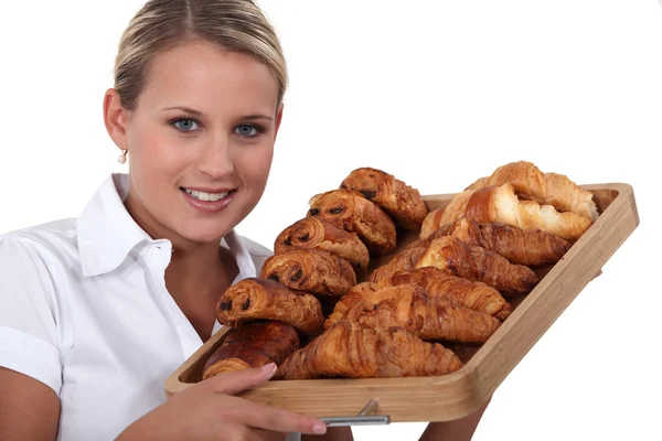 Blond kvinna med en tallrik av croissanter — Stockfoto