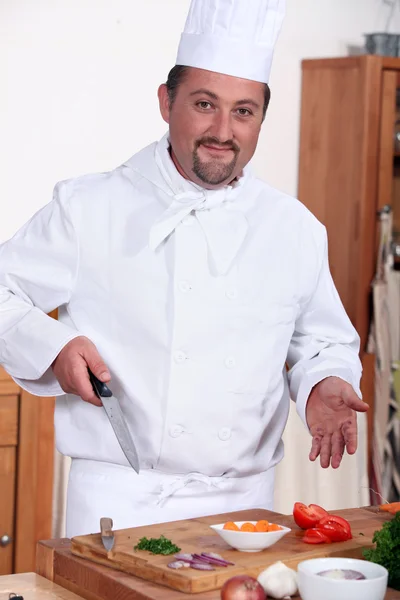 Chef preparando una comida — Foto de Stock