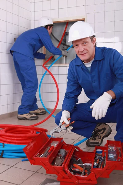Loodgieters op het werk — Stockfoto