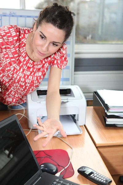 Young woman leaning on a desk — Stock Photo, Image