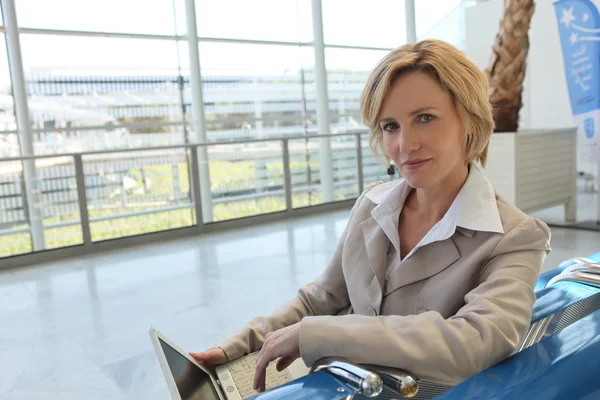 Geschäftsfrau wartet am Flughafen — Stockfoto