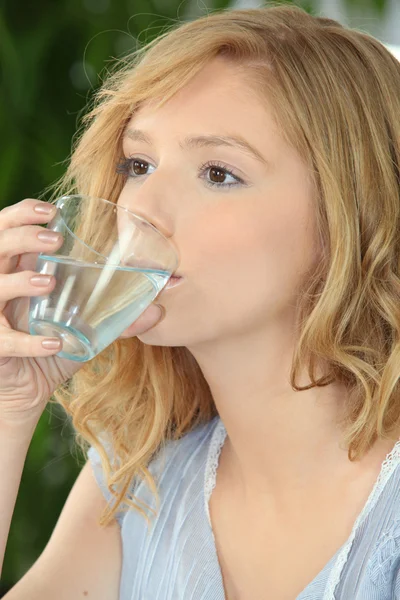 Mulher loira água potável — Fotografia de Stock