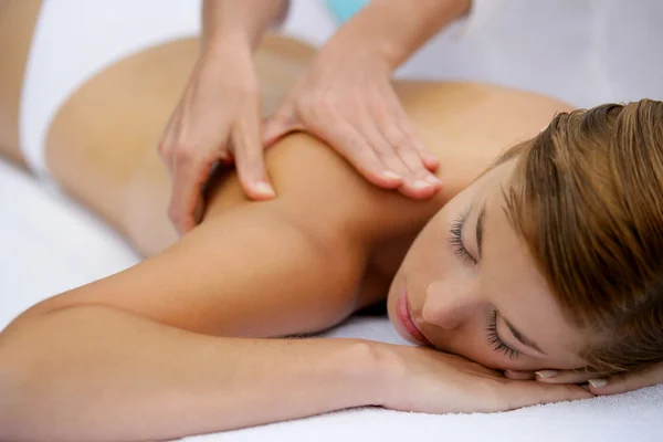 Meisje met een rug massage — Stockfoto