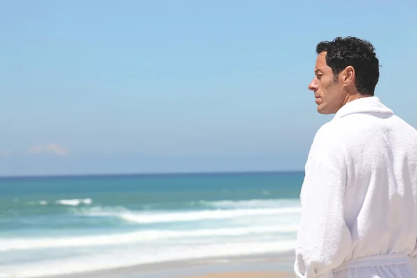 Muž na pláži myšlení — Stockfoto