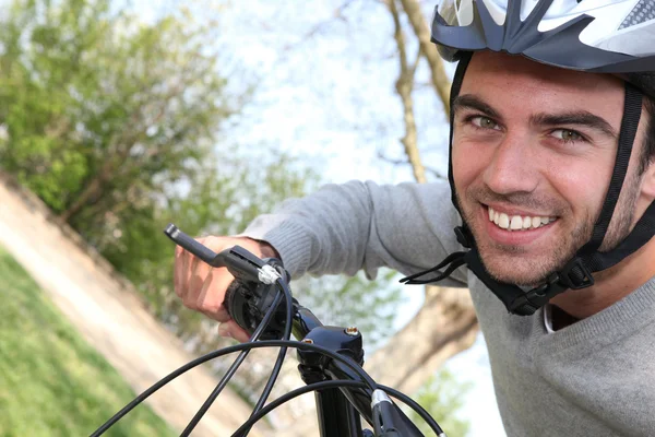그의 자전거 타는 사람 — 스톡 사진