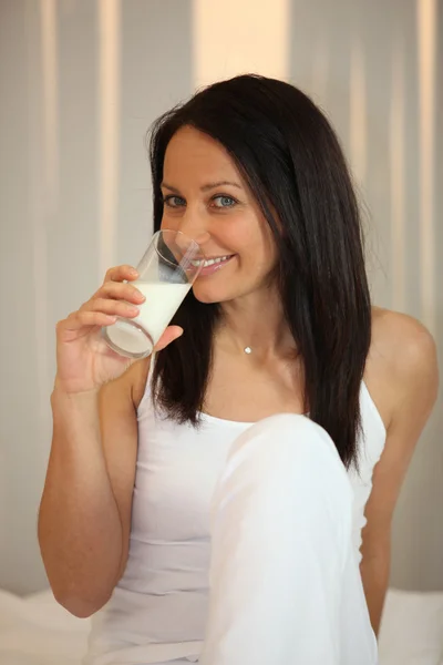 Brunette drinkglas van melk — Stockfoto