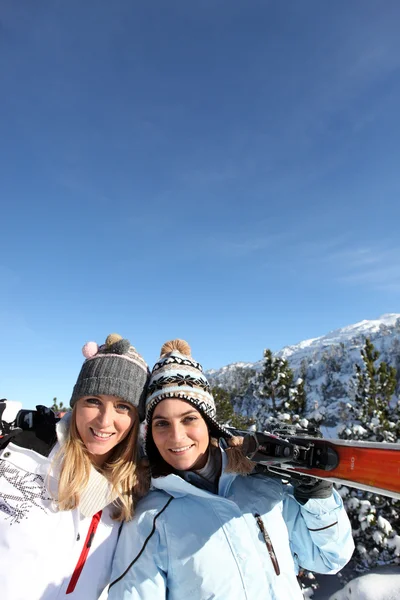 最好的朋友在深蓝色的天空背景下的滑雪胜地的肖像 — 图库照片