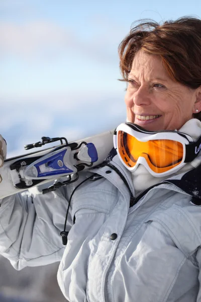 Dojrzała kobieta narciarz — Zdjęcie stockowe
