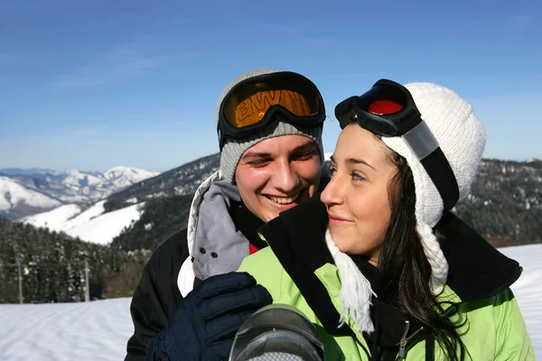 Casal jovem em uma pista de esqui — Fotografia de Stock