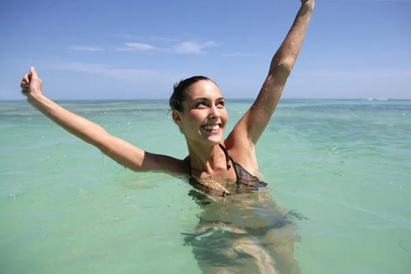 Vrouw genieten van een verfrissende duik — Stockfoto