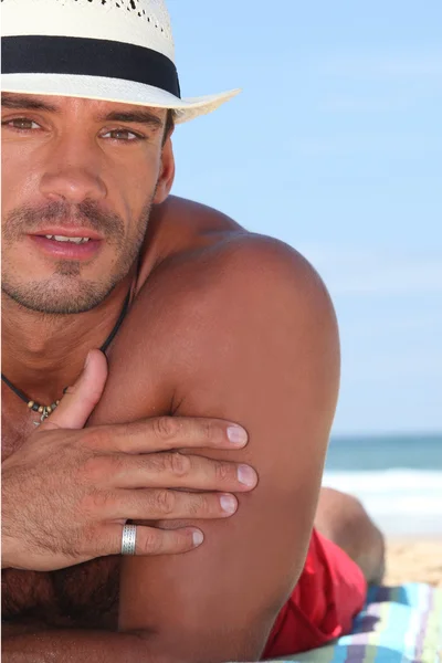 Portret mężczyzny na plaży — Zdjęcie stockowe
