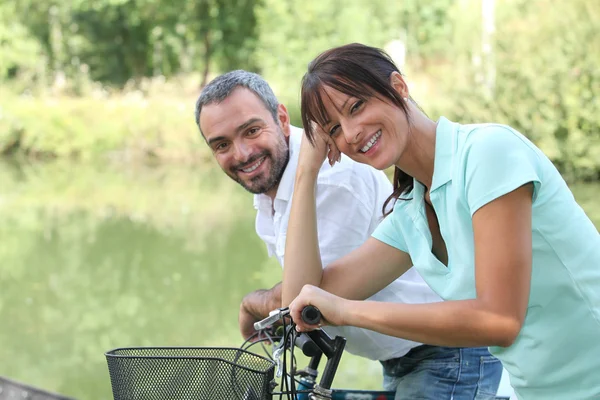 Man and woman out for a bike ride in the country — Stock Photo, Image
