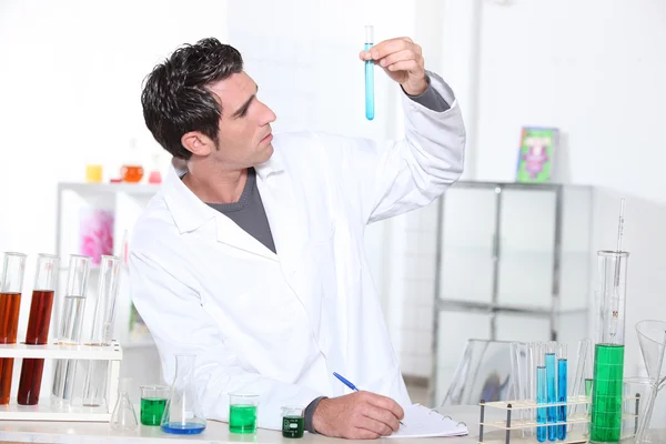 Mannelijke wetenschapper in laboratorium — Stockfoto
