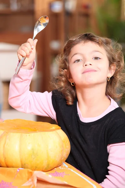 Young girl carving a pumpkin — Stock Photo, Image
