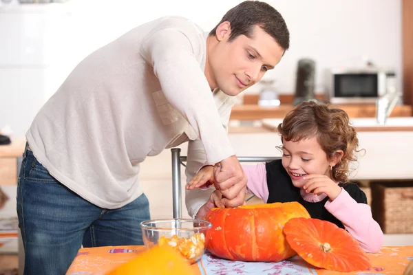 Father and daughter carving pumpkins — Stok fotoğraf