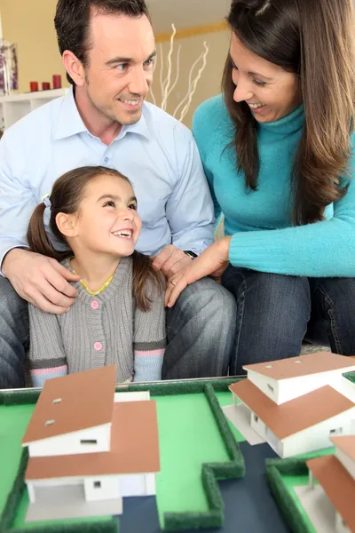 Jonge gezinsplanning hun nieuwe huis — Stockfoto