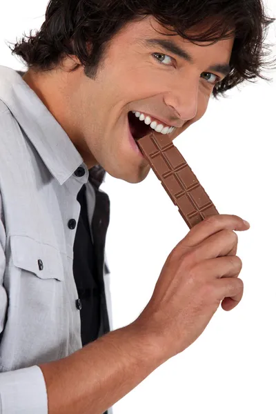Homem comendo chocolate — Fotografia de Stock