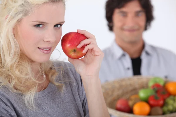 Giovane donna che mangia una mela — Foto Stock