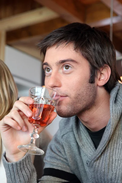 Jonge man met een glas rose wijn — Stockfoto