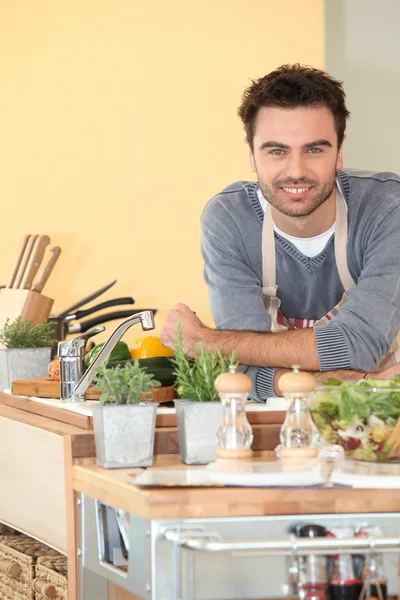 Smiling chap relaxed in his kitchen — Stock Photo, Image