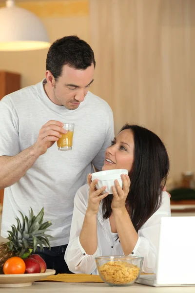 Couple eating breakfast — Stock Photo, Image