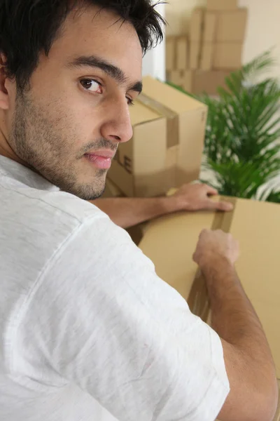 Uomo imballaggio scatola in movimento — Foto Stock