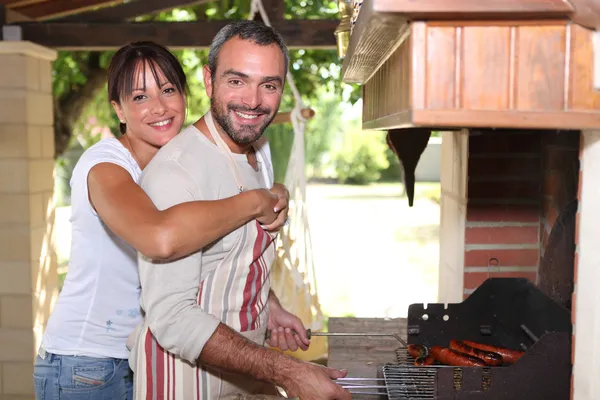 Coppia sorridente preparare barbecue — Foto Stock