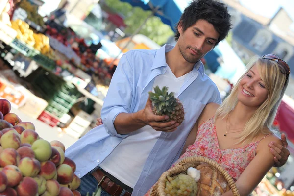 Man och kvinna shopping grönsaker — Stockfoto