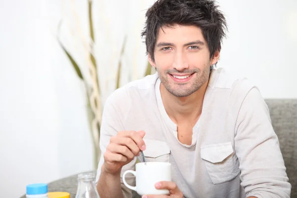 Bir fincan kahveyi seven bir adam — Stok fotoğraf