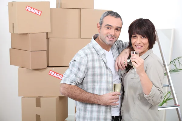 Couple celebrating moving in with champagne — Stock Photo, Image