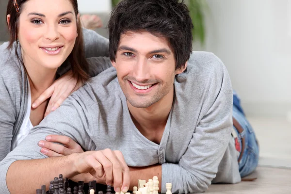 Couple playing chess — Stock Photo, Image