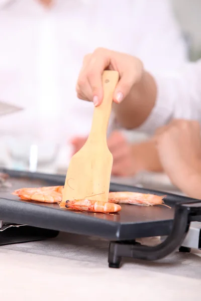 Chef cocinando mariscos — Foto de Stock