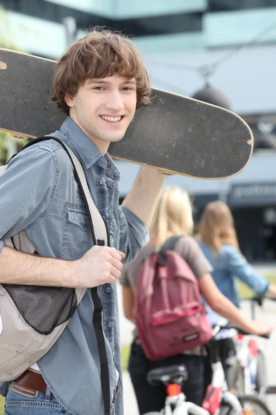 Подросток со скейтбордом — стоковое фото