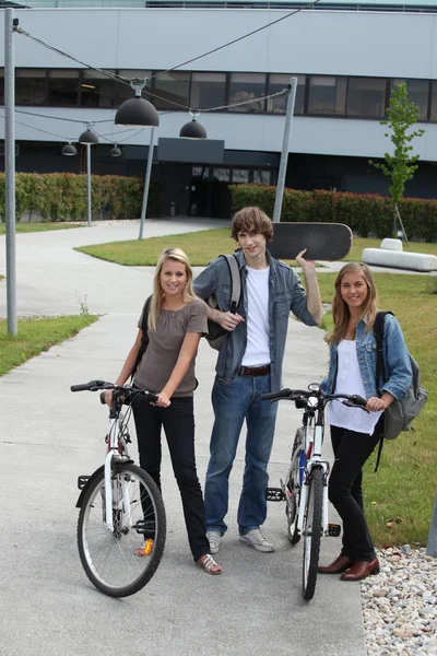 Giovani con biciclette e skateboard — Foto Stock