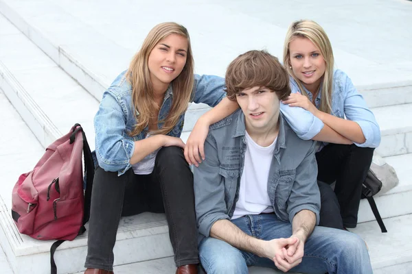 Tres amigos adolescentes se sentaron en los escalones — Foto de Stock