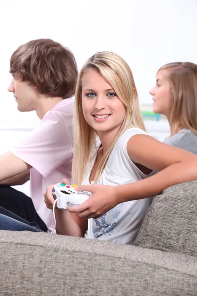 Teenagers playing computer games — Stock Photo, Image
