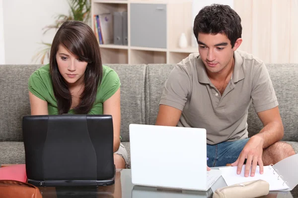 Paar werken op hun laptops — Stockfoto