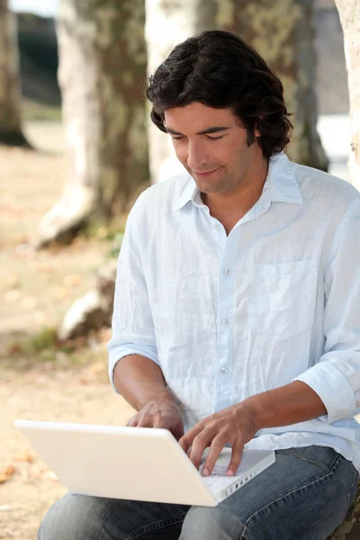 男子在公园使用的便携式计算机 — 图库照片
