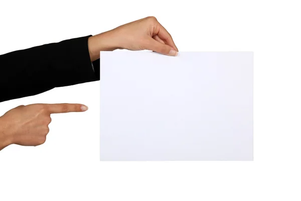 Affärskvinna som pekar på ett tomt pappersark — Stockfoto