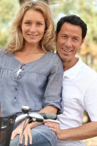 Retrato de una pareja en bicicleta — Foto de Stock