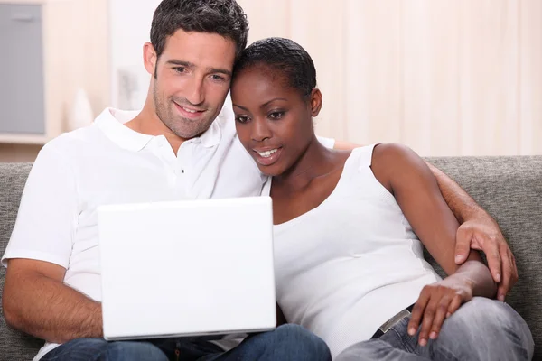 Paret tittar på dvd på laptop — Stockfoto