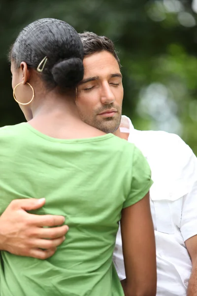 Um homem confortando sua esposa — Fotografia de Stock