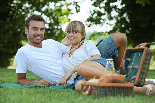Couple eating a picnic — Stock Photo, Image