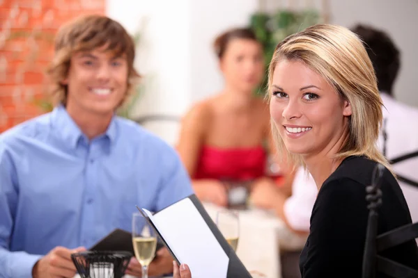 Ungt par att ha middag på en restaurang — Stockfoto