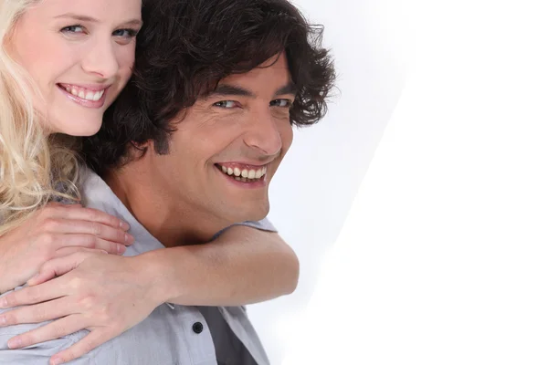 Женщина, обнимающая мужчину, оба смеются — стоковое фото