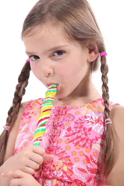 Κορίτσι πιπίλισμα σε ένα ραβδί καραμέλα — Φωτογραφία Αρχείου