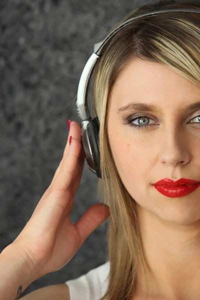Mulher loira usando fones de ouvido — Fotografia de Stock
