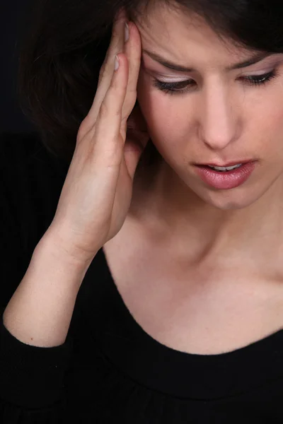 Baş ağrısı çeken bir kadın. — Stok fotoğraf