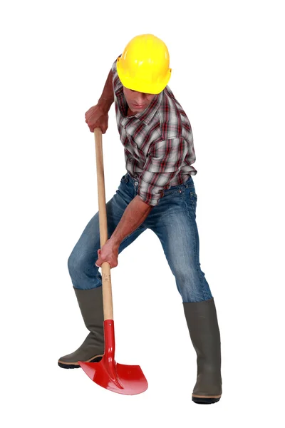 Un ouvrier de la construction utilisant une pelle . — Photo