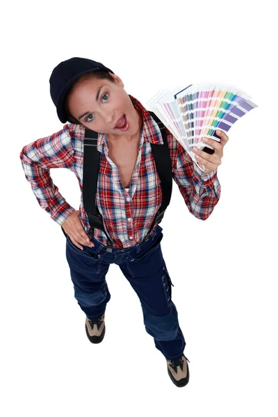 Pintor feminino segurando uma cartela de cores — Fotografia de Stock